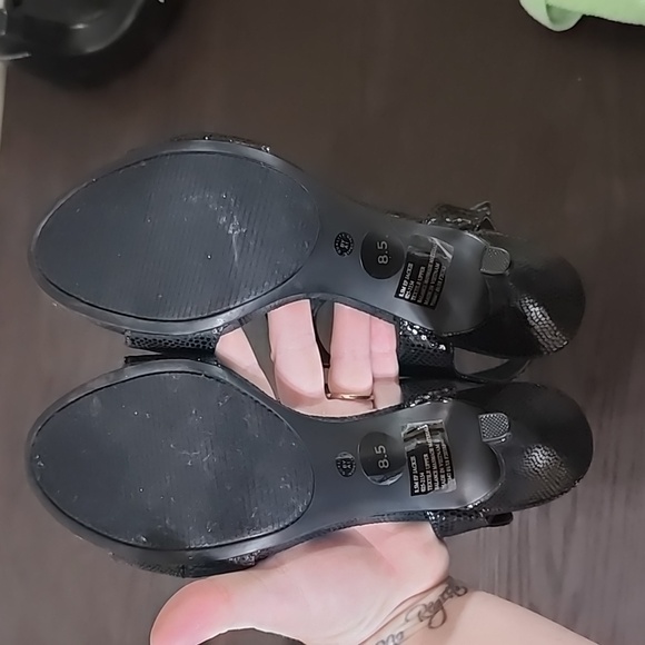 Sz 8.5 East5TH black strappy heels - Picture 3 of 5